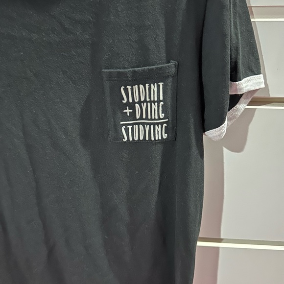 Hot Topic tee - Picture 2 of 4